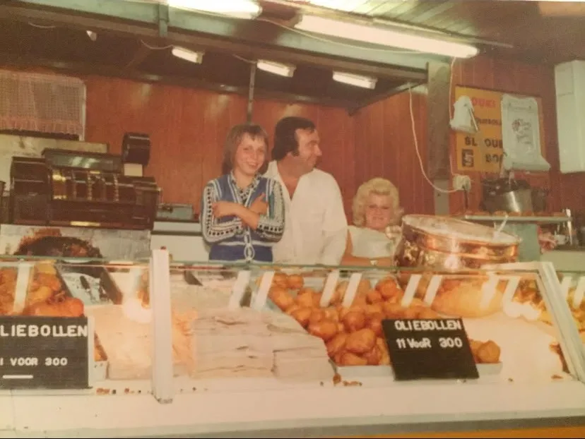 Pierre Benner sr met zijn ouders in de kraam